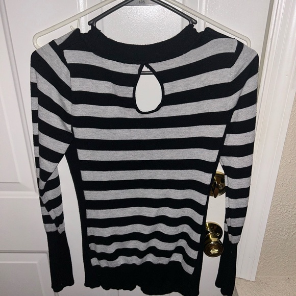 Black and White flattering top-Small - Picture 4 of 4